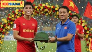 dinh-bac-tang-mu-coi-cho-hlv-kim-sang-sik-gay-bao-mang